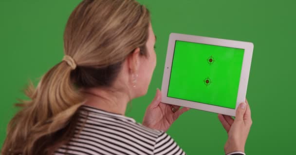 Frau Videochat Mit Familienmitglied Oder Freund Auf Tablet Auf Grünem — Stockvideo
