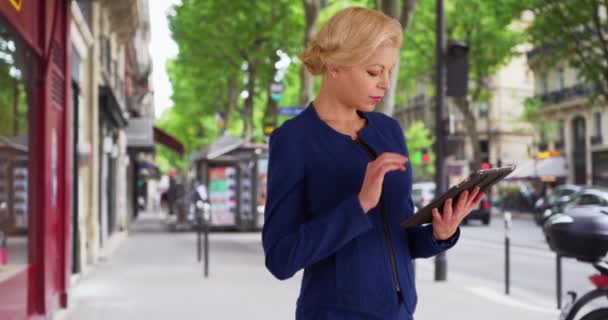 用数字平板电脑在城市街道上微笑的女商人 成功的女性高管使用无线触摸板装置外 — 图库视频影像
