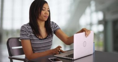 Çekici iş kadını evrakları daktilo etmeyi bitiriyor, bilgisayarı kapatıyor. Siyah kadın işini tamamlıyor, bilgisayarını kapatıyor, kameraya gülümsüyor. 4k