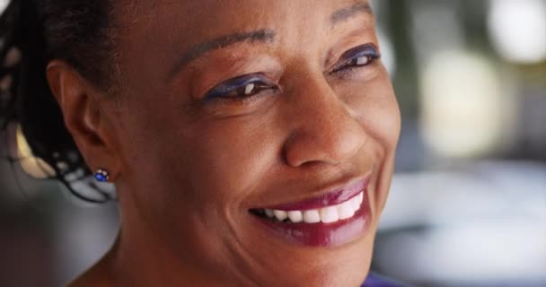 一个老年黑人妇女的特写镜头看着远方 一个年长的非裔美国女人的近照 — 图库视频影像