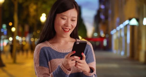 Jovencita Guapa Usando Smartphone Leyendo Mensajes Texto Champs Elysees Paris — Vídeos de Stock