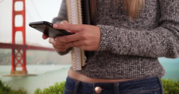 Close Mulheres Estudantes Mãos Mensagens Texto Telefone Segurando Livros Perto — Vídeo de Stock
