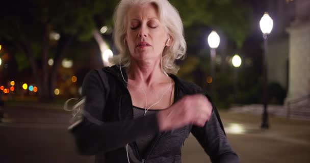Femme Mûre Dans Fin Cinquantaine Étirant Ses Muscles Préparant Faire — Video