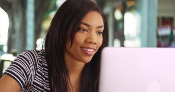 屋外の環境でノートパソコンで働くアフリカ系アメリカ人女性の肖像画と話 魅力的な黒の女性のコンピュータ上で入力を閉じます — ストック動画
