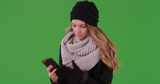 Тисячолітня Дівчина Прибирає Рукавички Тексту Смартфоні Зеленому Екрані Зеленому Екрані — стокове відео