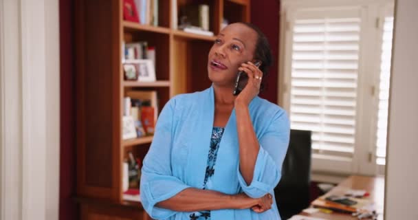 Eine Schwarze Ältere Frau Telefoniert Ihrem Büro Eine Ältere Afroamerikanerin — Stockvideo
