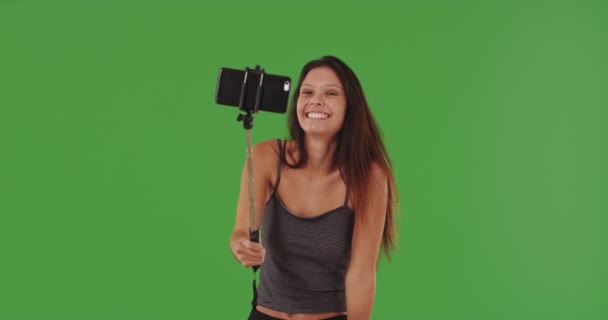 Linda Chica Caucásica Utilizando Teléfono Inteligente Con Selfie Stick Para — Vídeos de Stock