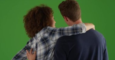 Irklar arası sevimli çift yeşil ekranda sonbahar kıyafetleri giyiyor. Anahtar ya da birleşik olmak üzere yeşil ekranda.