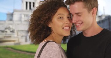 Roma 'da kameraya gülümseyen neşeli bir çifte yakın çekim. Mutlu milenyum erkek ve bayanının tatildeki portresi. 4k