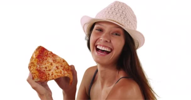 Primer Plano Joven Mujer Caucásica Sosteniendo Rebanada Pizza Sobre Fondo — Vídeo de stock