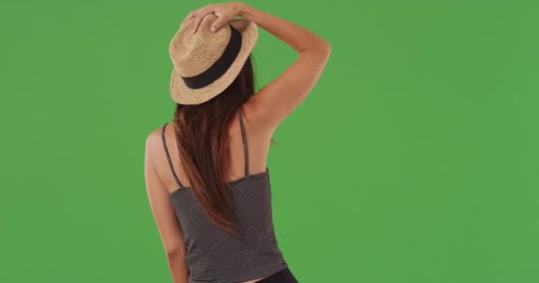 Приваблива Молода Біла Жінка Танцює Перед Зеленою Стіною Екрану Вихідна — стокове відео