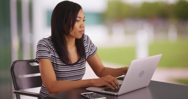 Atractiva Mujer Negra Escribiendo Portátil Configuración Aire Libre Detiene Para — Vídeos de Stock