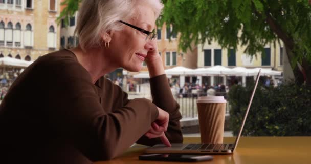 Старша Жінка Туристка Венеції Використовує Портативний Комп Ютер Кафе Венеції — стокове відео