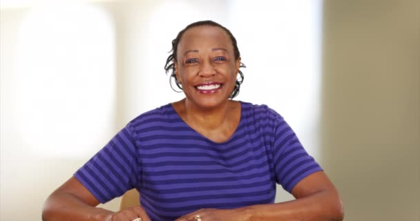 Een Oudere Zwarte Vrouw Die Lacht Naar Camera Een Oudere — Stockvideo