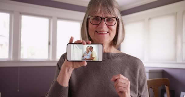 Büyüleyici Yaşlı Kadın Telefonda Kocasıyla Hamile Kızının Videosunu Gösteriyor Neşeli — Stok video