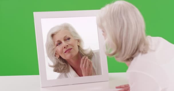 Belle Femme Mûre Dans Cinquantaine Vérifiant Son Reflet Dans Miroir — Video