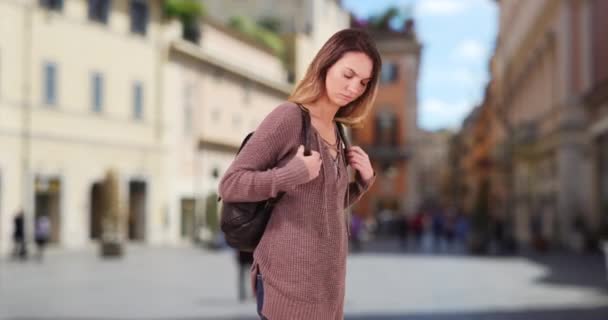 Vrouw Loopt Door Rome Straat Met Behulp Van Kaart Smartphone — Stockvideo