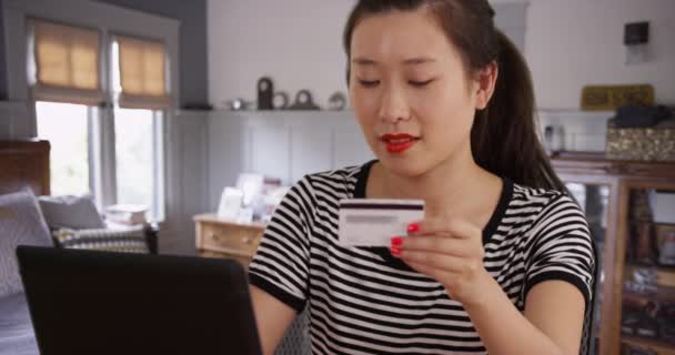Aproape Femeie Milenară Care Plătește Online Cardul Credit Timp Stă — Videoclip de stoc