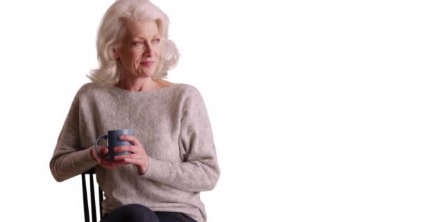 Preciosa Anciana Bebiendo Café Mirando Fuera Cámara Con Expresión Feliz — Vídeos de Stock