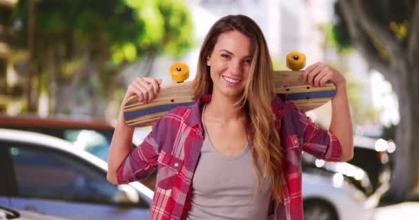대소녀가 스케이트보드를 어깨에 미소짓는 스케이트 거리에서 스케이트보드를 — 비디오