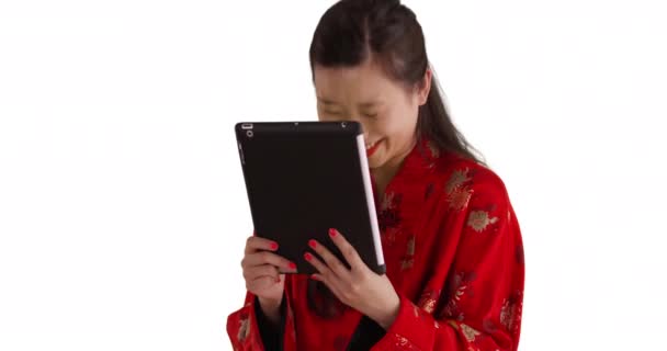 Menutup Lucu Millennial Wanita Video Chatting Menggunakan Komputer Tablet Pada — Stok Video