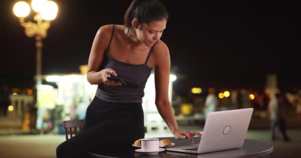 Pretty Young Business Woman Multitasking Texting Mobile Working Laptop Wanita — Stok Video