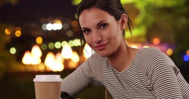 Портрет Женщины Тысячелетия Сидящей Столом Кофе Сидящим Кафе Улице Красивых — стоковое видео