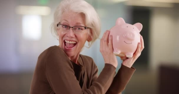Veselá Starší Žena Třese Prasečí Bankou Usmívá Kameru Portrét Dospělé — Stock video