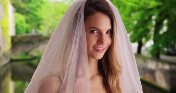 Nahaufnahme Porträt Einer Errötenden Braut Freien Wunderschöne Braut Traditionellem Schleier — Stockvideo