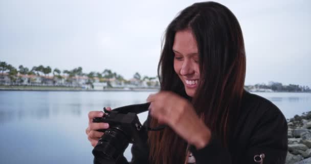 Bombacı Ceketli Hippi Kız Kayalık Sahilde Durup Okyanusun Fotoğrafını Çekiyor — Stok video