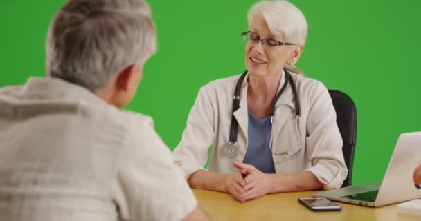 Doctora Mayor Hablando Con Una Paciente Mayor Consultorio Con Pantalla — Vídeos de Stock