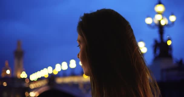 Widok Boku Pięknej Młodej Kobiety Przez Pont Alexandre Iii Most — Wideo stockowe