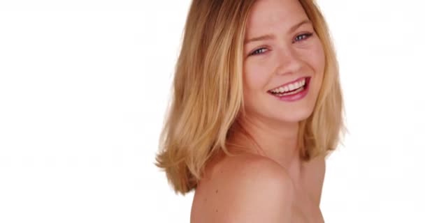 Fresco Divertido Riendo Mujer Rubia Con Hombros Desnudos Sobre Fondo — Vídeos de Stock