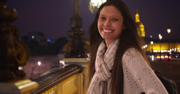 Donna Turistica Sciarpa Righe Contatto Visivo Durante Notte Sul Pont — Video Stock
