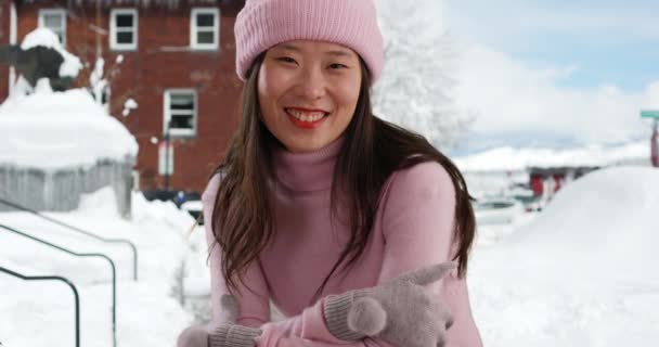 Zbliżenie Pięknej Milenijnej Kobiety Ubranej Strój Zimowy Uśmiechniętej Kamery Pokrytej — Wideo stockowe