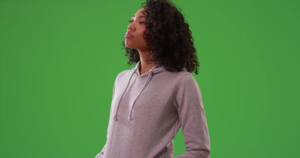 Красивая Афроамериканка Вьющимися Волосами Танцует Фоне Зеленого Экрана Холодная Уверенная — стоковое видео