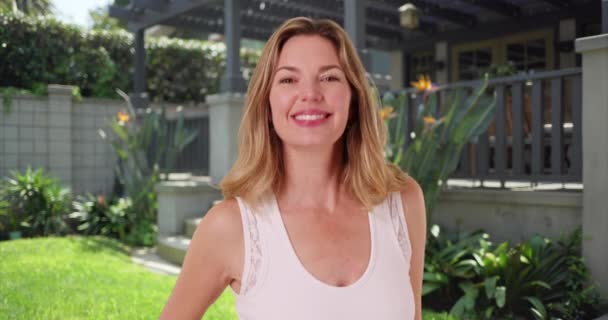 Aantrekkelijke Blanke Vrouw Van Middelbare Leeftijd Die Achtertuin Staat Glimlachend — Stockvideo