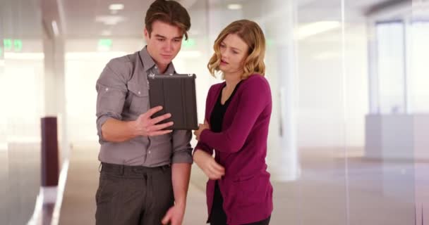 成功的男同事和女同事使用触摸屏装置和交谈站在现代办公大楼里 同事们一起在公司大楼的平板电脑上工作 — 图库视频影像