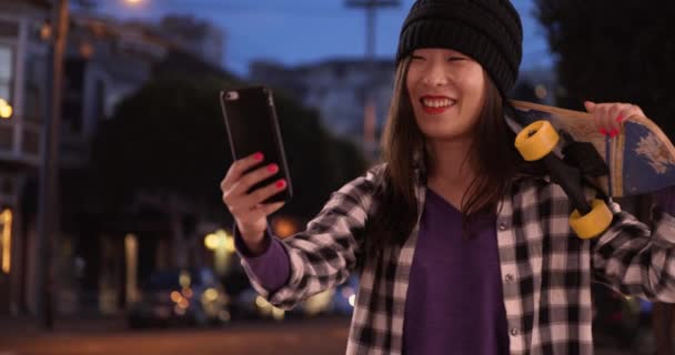 Gelukkige Hipster Millennial Vrouw Selfie Met Smartphone Camera Stedelijke Omgeving — Stockvideo