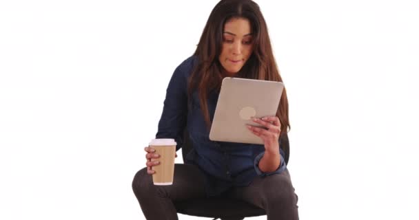 Portret Latynoskiej Bizneswoman Używającej Ekranu Dotykowego Pijącej Kawę Białym Tle — Wideo stockowe