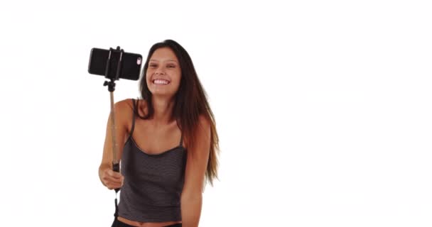 Bella Ragazza Bruna Con Bastone Selfie Posa Immagini Sfondo Bianco — Video Stock