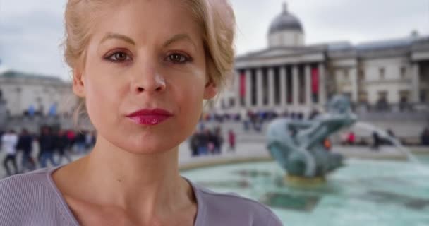 Çekici Londralı Kadını Gözlüklerini Çıkarıyor Trafalgar Meydanı Nda Kameraya Bakan — Stok video
