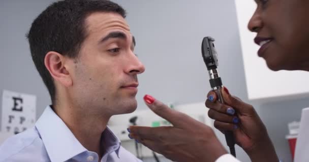 Close Médico Preto Usando Retinoscópio Para Verificar Olhos Dos Pacientes — Vídeo de Stock