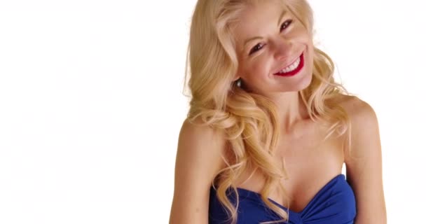 Κοντινό Πλάνο Της Ξανθιάς Γυναίκας Σέξι Μπλε Φόρεμα Χαμογελώντας Στην — Αρχείο Βίντεο