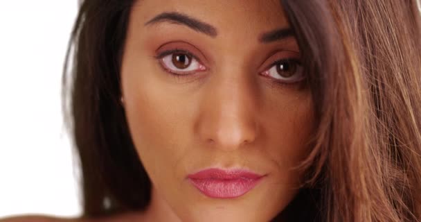 Ateşli Latin Bir Kadının Beyaz Arka Planda Kendine Güvenen Bir — Stok video