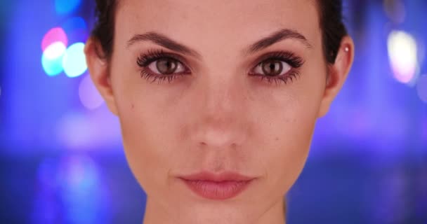 Ciasne Ujęcie Twarzy Atrakcyjnej Modelki Noszącej Makijaż Patrzącej Kamerę Kolorowym — Wideo stockowe