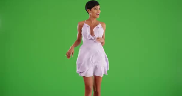 Hermosa Mujer Negra Salta Hacia Cámara Pantalla Verde Pantalla Verde — Vídeos de Stock