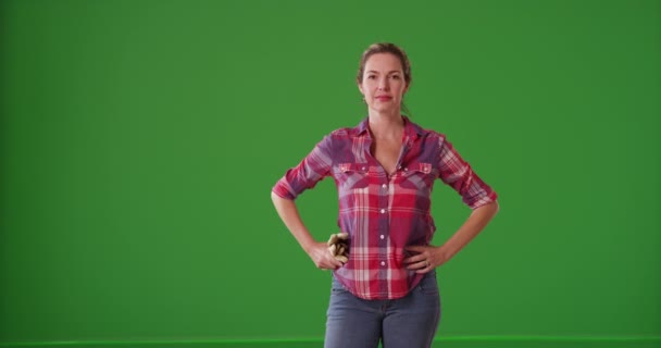 中年白人妇女手持手套站在绿色屏风上 在绿色屏幕上键入或合成 — 图库视频影像