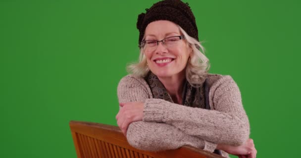 Gözlüklü Bankta Oturmuş Yeşil Ekranda Kameraya Gülümseyen Sevimli Yaşlı Kadının — Stok video