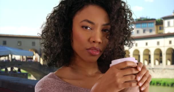 Згорніть Красиву Афро Американську Жінку Яка Тримає Паперову Чашку Кави — стокове відео